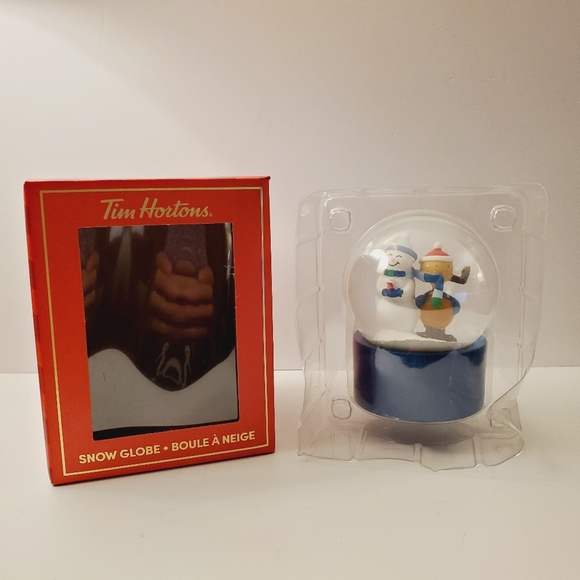 2023 Tim Hortons Christmas Snow Globe - Picture 4 of 5